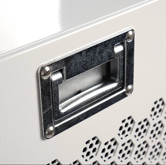Integrated metal handle detail